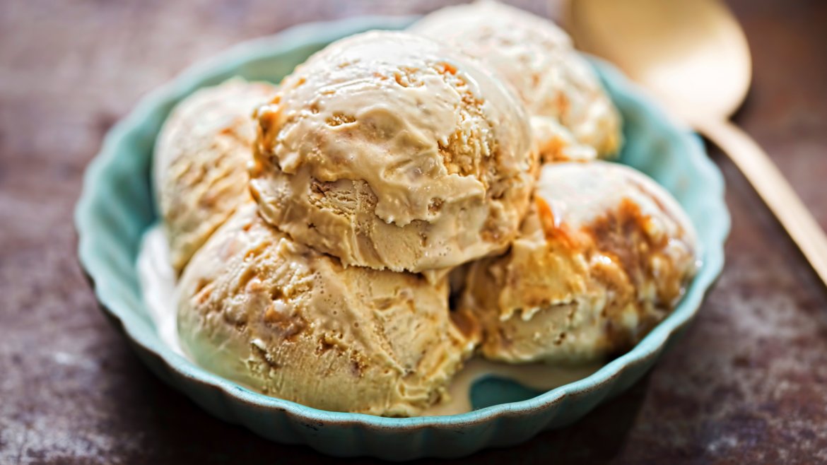 Retrouvez notre Glace au caramel beurre salé et confectionnez aux enfants de délicieuses glaces facilement