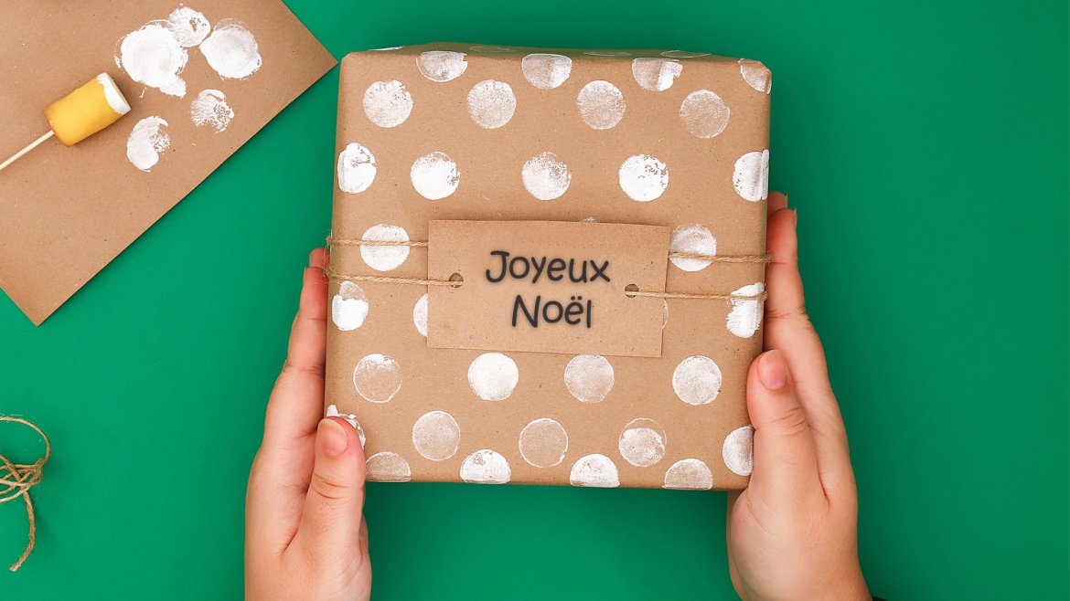 Réalisez des emballages cadeaux originaux et créatifs pour Noël. Avec un peu de papiers unis et des tampons faites de l'emballage cadeau une activité créative ludique pour les enfants.