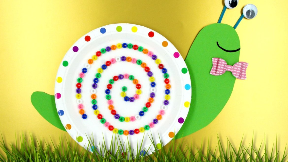 Un bricolage facile et amusant qui permettra aux enfants de fabriquer un escargot rigolo en utilisant une assiette en carton, des perles et du papier. Cette activité ludique qui combine déc