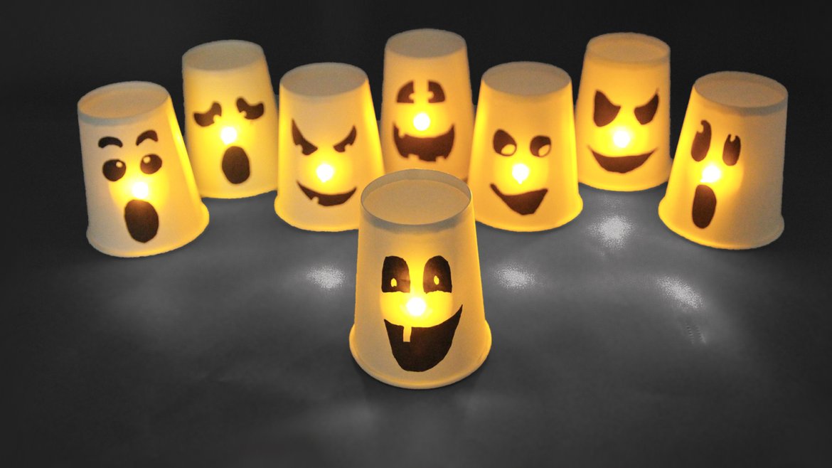 Pour Halloween nous allons fabriquer des petits fantômes qui brillent dans le noir.Tout cela grâce à des gobelets en carton, des bougies LED et une astuce toute simple !Une activité simple