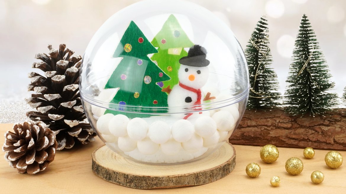 Personnaliser un globe de Noël en plastique avec les enfants