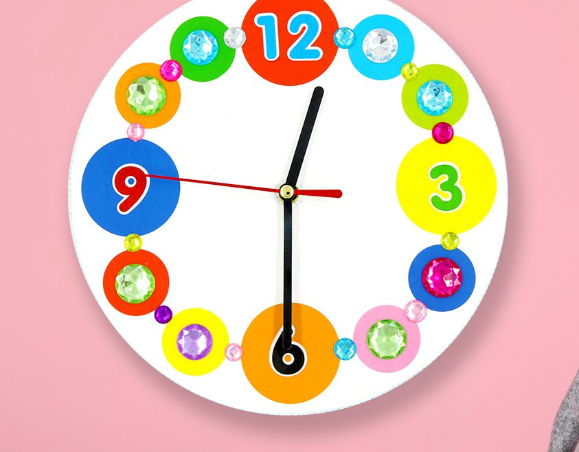 Lors de cet atelier créatif les enfants auront le plaisir de décorer leur premier horloge en utilisant de la peinture, des gommettes et des strass ! A la fin de l'activité ils obtiendr