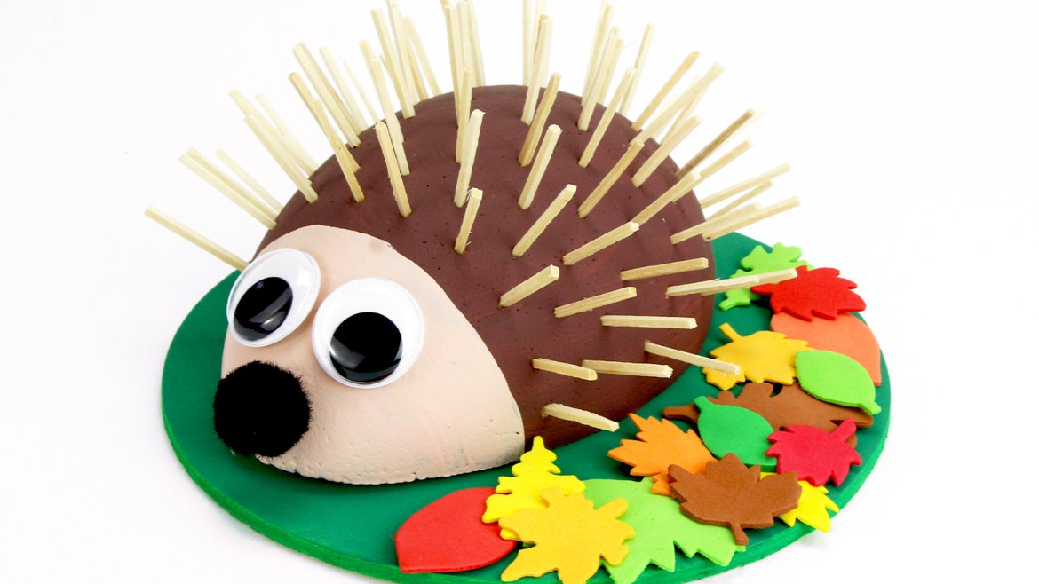 Découvrez une activité amusante à faire avec les enfants pour l'automne !Grâce à un demi-oeuf en polystyrène, de la peinture et des allumettes en bois nous allons fabriquer un hérisson