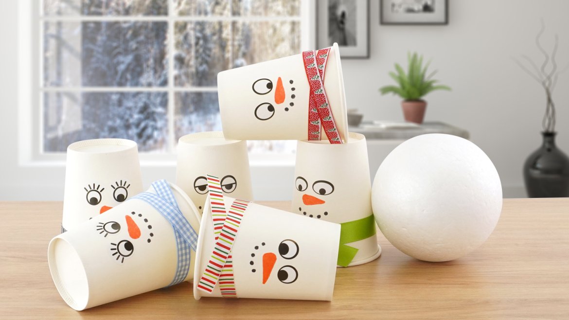 Découvrez comment transformer des gobelets en carton en adorables bonhommes de neige pour créer un jeu de chamboule-tout unique et personnalisé.