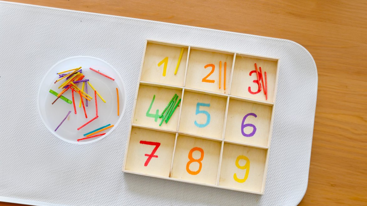 Une activité manuelle et pedagogique pour apprendre à compter selon la méthode Montessori. Ce jeu a pour but de mettre le bon nombre de fuseaux tout en utilisant les bonnes couleurs, Un jeu pour ex