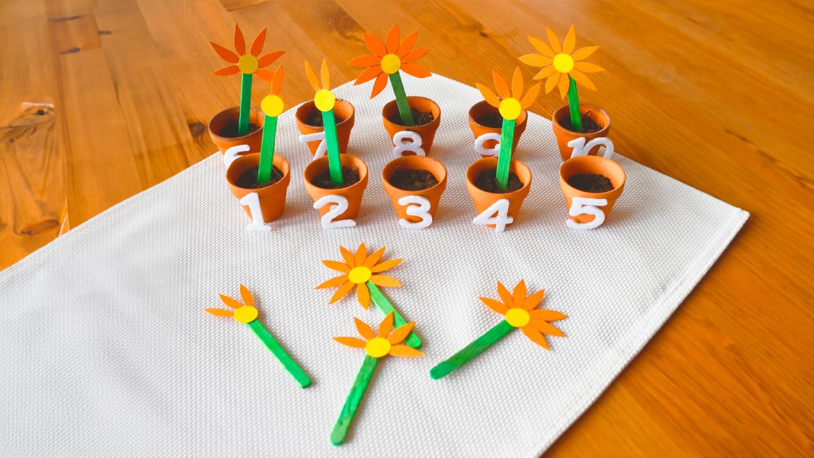 Une activité manuelle et pedagogique pour apprendre à compter selon la méthode Montessori. Ce jeu a pour but de mettre la bonne fleur dans son pot en comptant ses pétales, Un jeu pour exercer la m
