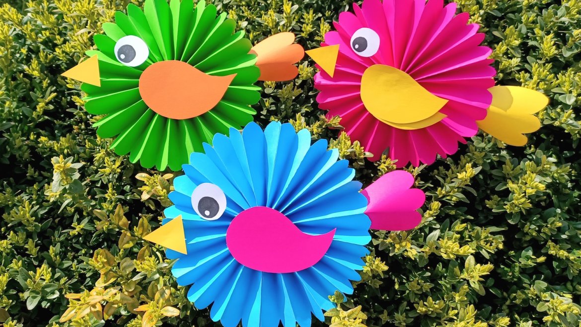 Pliage, découpage et collage au programme de l'activité créative du jour !Les enfants vont adorer fabriquer ces jolis oiseaux plein de couleurs. Un bricolage facile que tous les en
