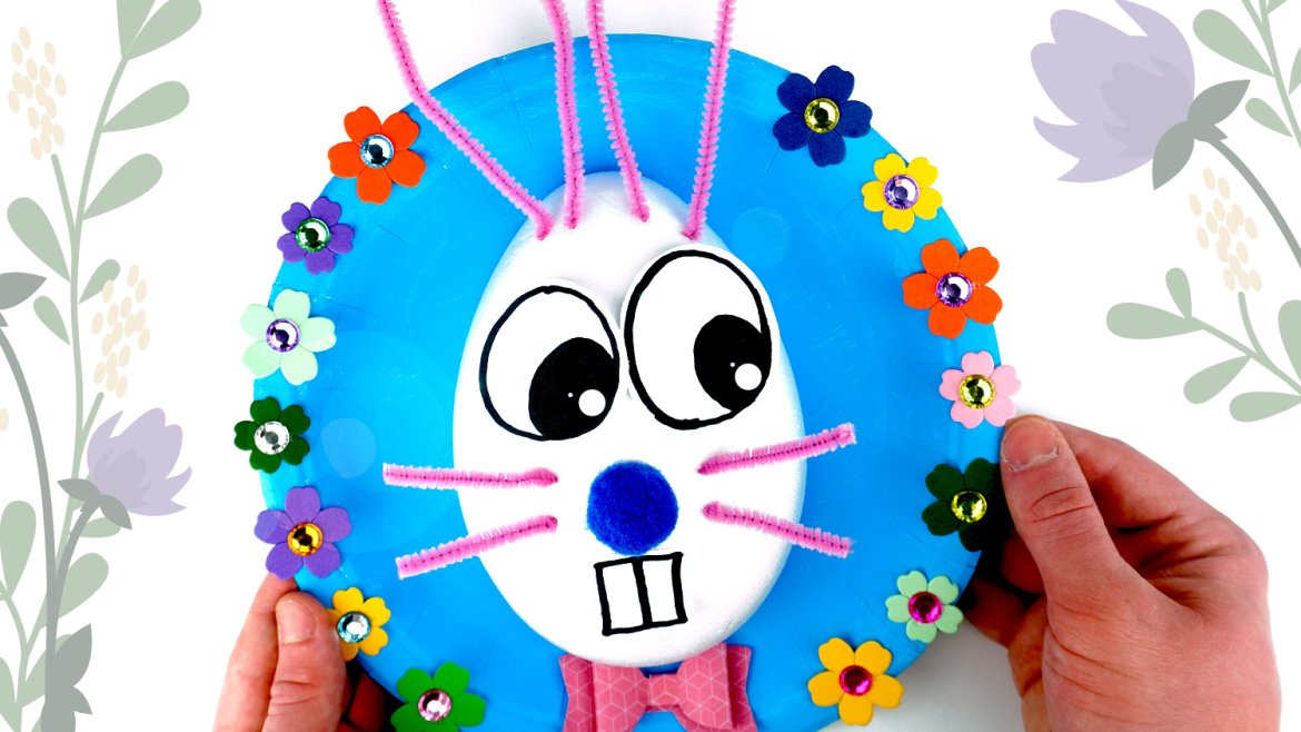 Avec un gros oeuf en polystyrène (enfin disons plutôt la moitié d'un oeuf) et une assiette en carton nous allons fabriquer un lapin mignon en 3D pour Pâques ! De la peinture, du colla