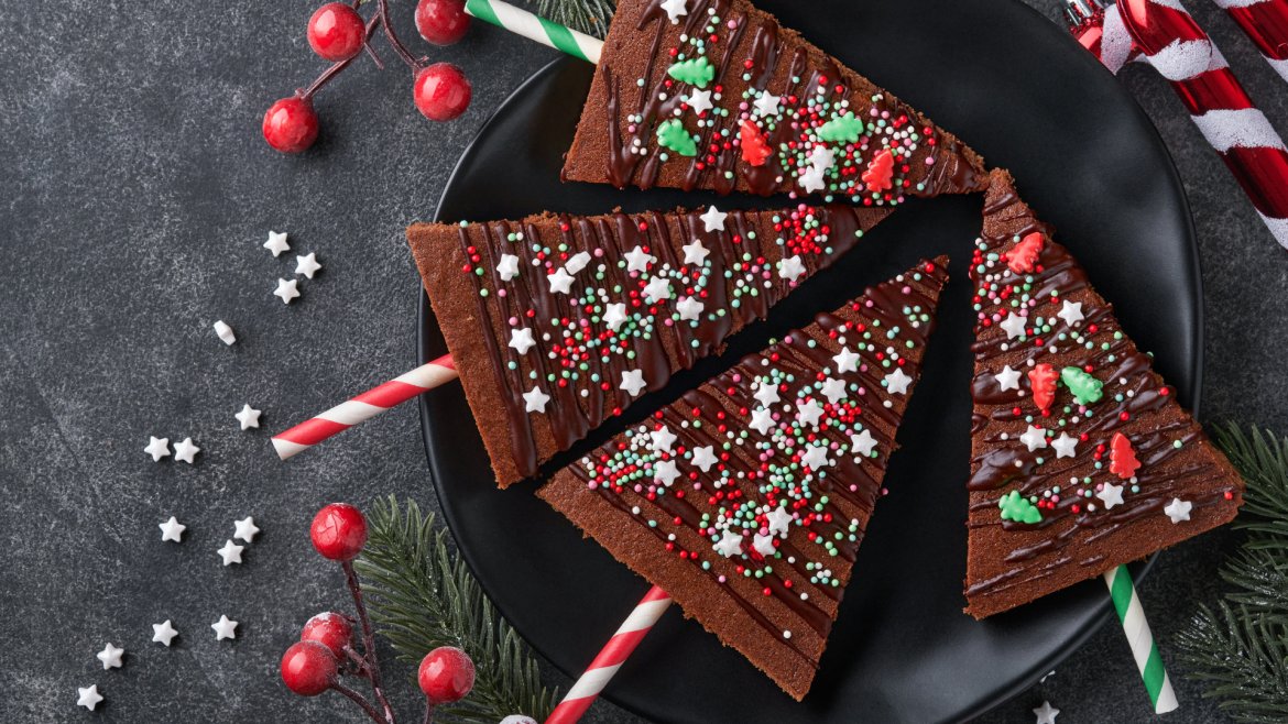 Ces sapins de Noël sont réalisé à partir d'un gateau au chocolat. Ensuite, il ne s'agit que de découpage et de décoration. Une recette hyper simple à faire avec les enfants à l'approche du 25 