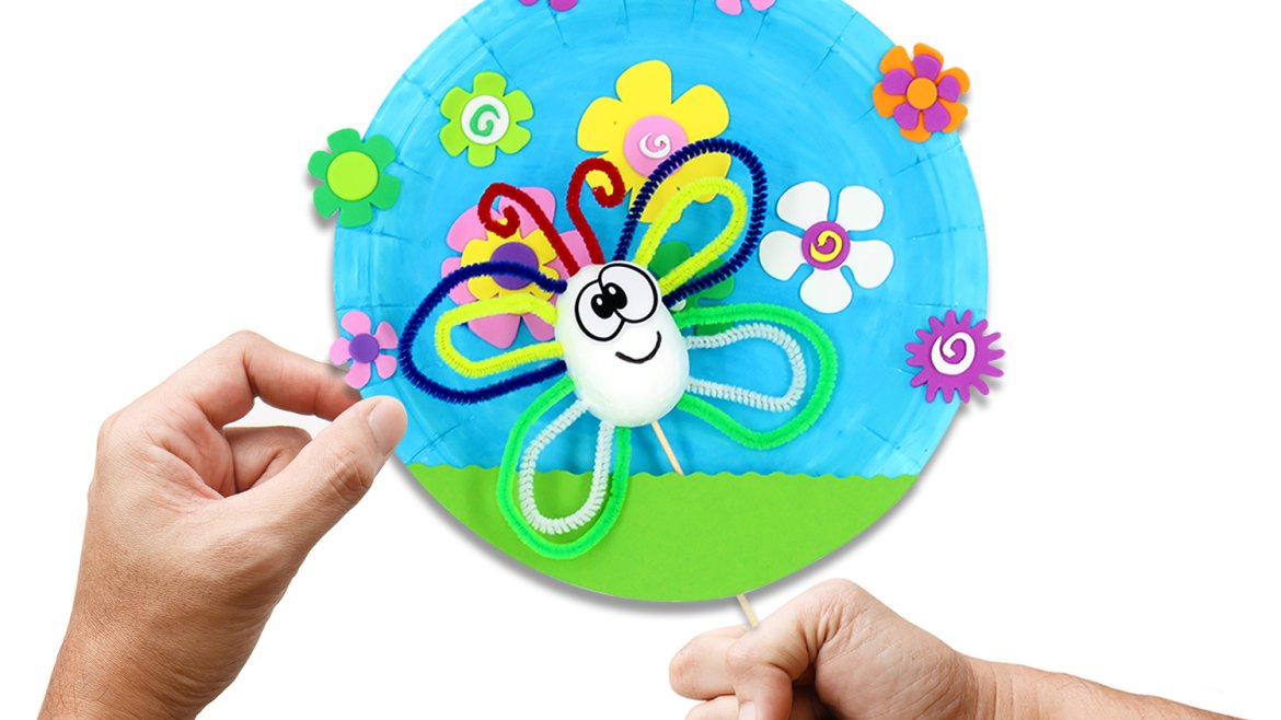 Avec ce bricolage facile et rapide, les enfants s'amuseront à fabriquer une marionnette papillon et un joli décor fleuri ! Idéal pour organiser un atelier créatif sur le thème du printemps.