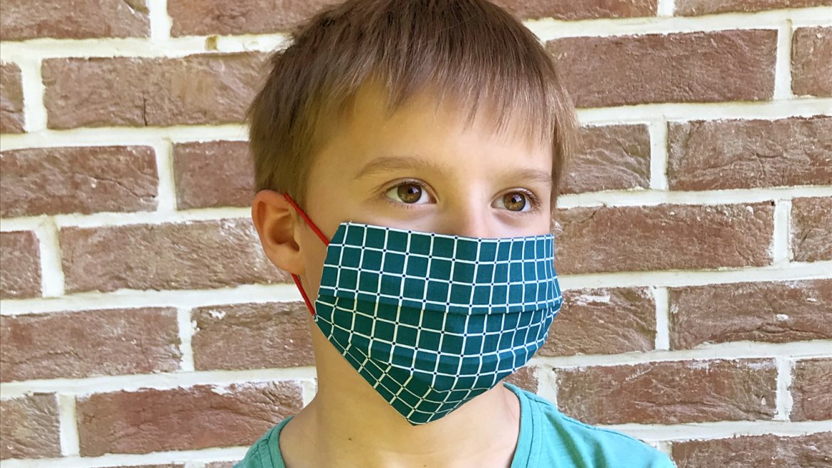 Voici un tuto en vidéo pour réaliser un masque de protection sans machine à coudre.Lavage et entretien : Le cycle complet de lavage de votre masque (mouillage, lavage, rinçage) doit être de 3