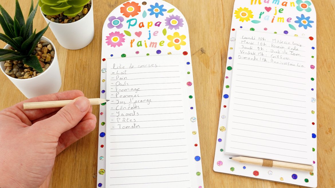Créez un bloc-notes aimanté à personnaliser avec stickers et gommettes pour la fête des parents. Une activité facile dès 3 ans à découvrir sur le site