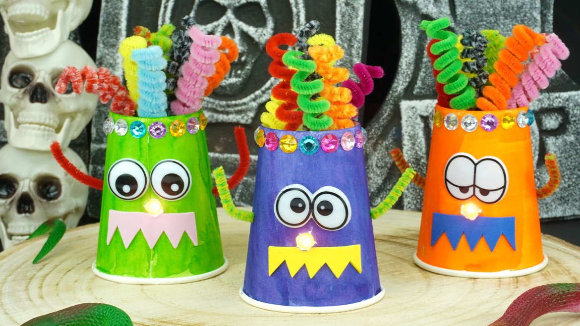 Découvrez comment fabriquer des monstres lumineux avec des gobelets. Une activité d'Halloween qui va faire plaisir aux petits monstres.