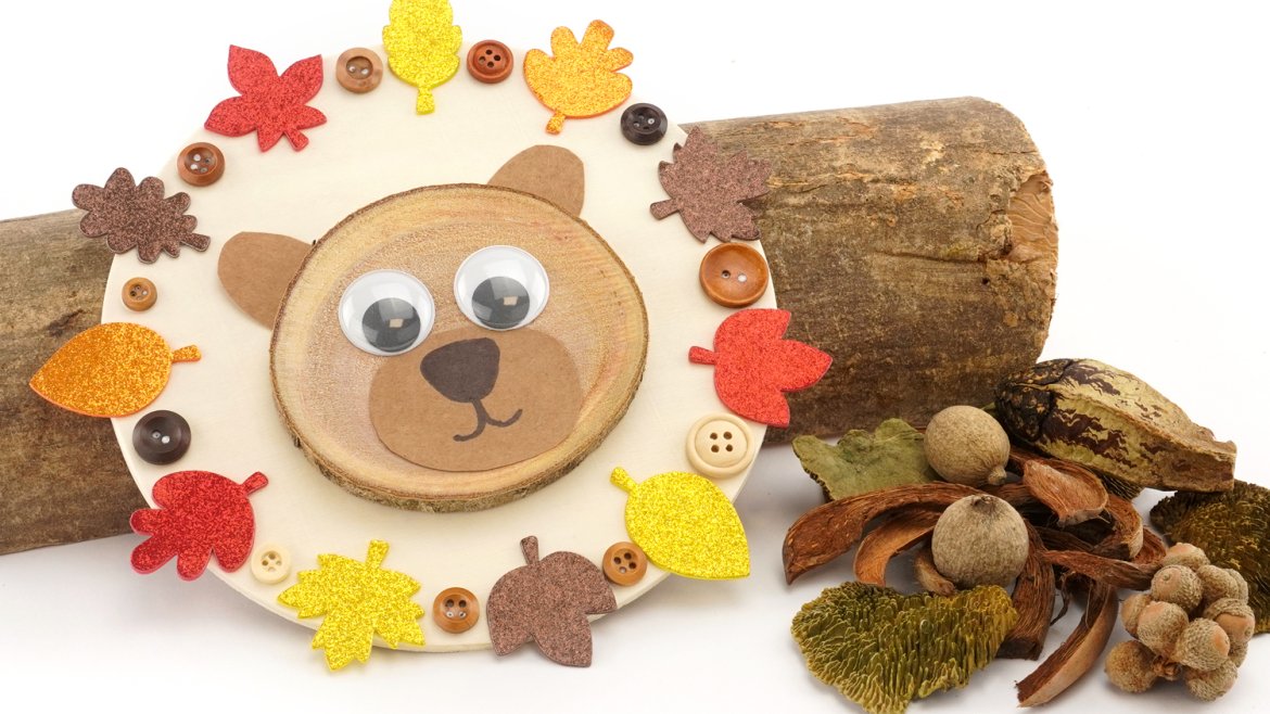 Voici le tuto d'un ours brun sur un rondin de bois. Une activité d'automne facile et rapide adaptée aux enfants de maternelle.