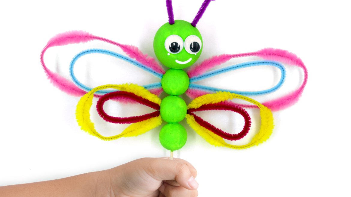 Dans ce tutoriel nous allons vous montrer comment fabriquer des jolis papillons colorés avec des boules en polystyrène et des chenilles ! Une activité créative super facile qui va plaire