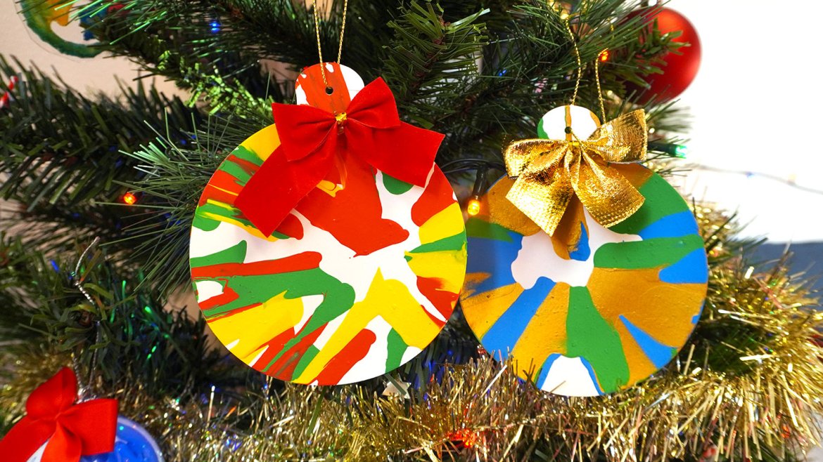 Peindre des boules de Noël à l'essoreuse à salade