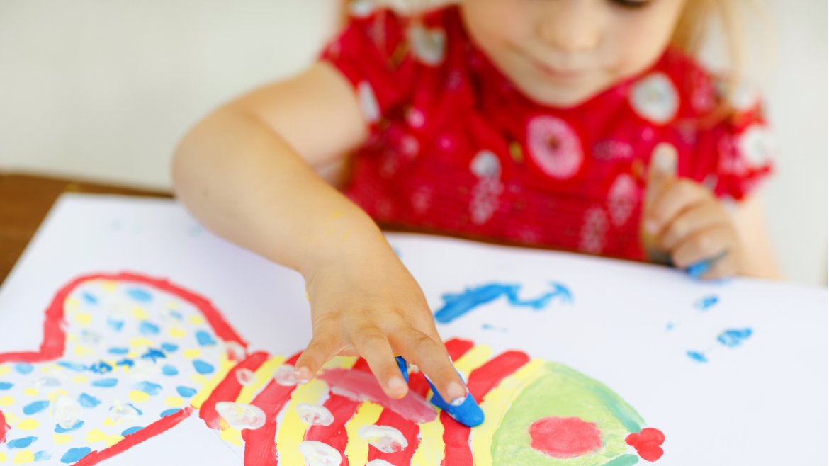 Découvrez comment fabriquer de la peinture gonflante maison, avec des astuces pour l’étaler, le temps au micro-ondes et des idées pour des créations fun et économiques.