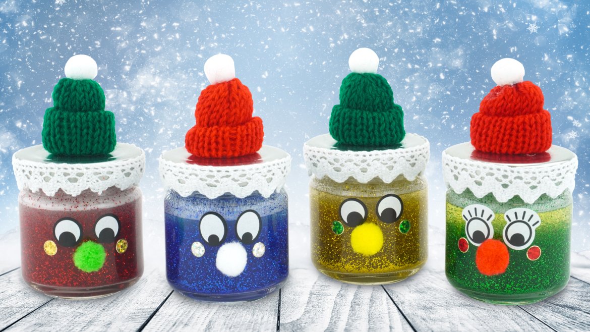 Découvrez comment fabriquer des petits personnages de Noël dans le style des boules à neige ! En remplissant les pots d'eau, de colle et de paillettes vous obtiendrez un magnifique effet qui hypno