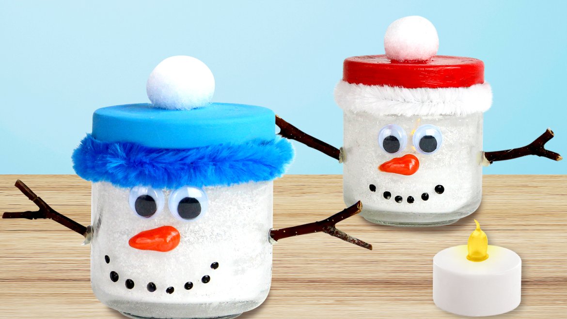 Dans cette activité créative, nous allons utiliser un pot en verre, de la poudre de neige et une bougie électrique afin de créer un splendide photophore bonhomme de neige. Cette activité