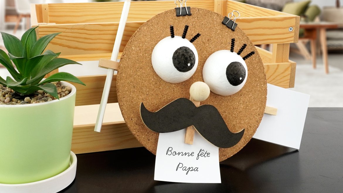 Créez un photophore rigolo en forme de chemise pour la fête des pères ! Une activité simple et lumineuse dès 6 ans, avec tout le matériel sur le site.