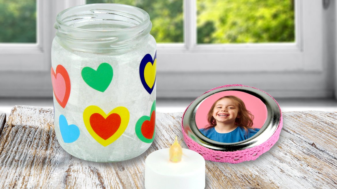 Avec un pot en verre, un peu de papier de soie et des jolies gommettes les enfants vont pouvoir fabriquer un sublime photophore à offrir pour la fête des mères. Un cadeau original et facile à fab