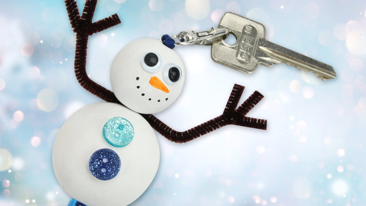 Avec ce bricolage facile, les enfants vont fabriquer un porte-clés bonhomme de neige qui les accompagnera tout l'hiver !Pour cela, nous utiliserons du matériel simple : perles en bois, peint