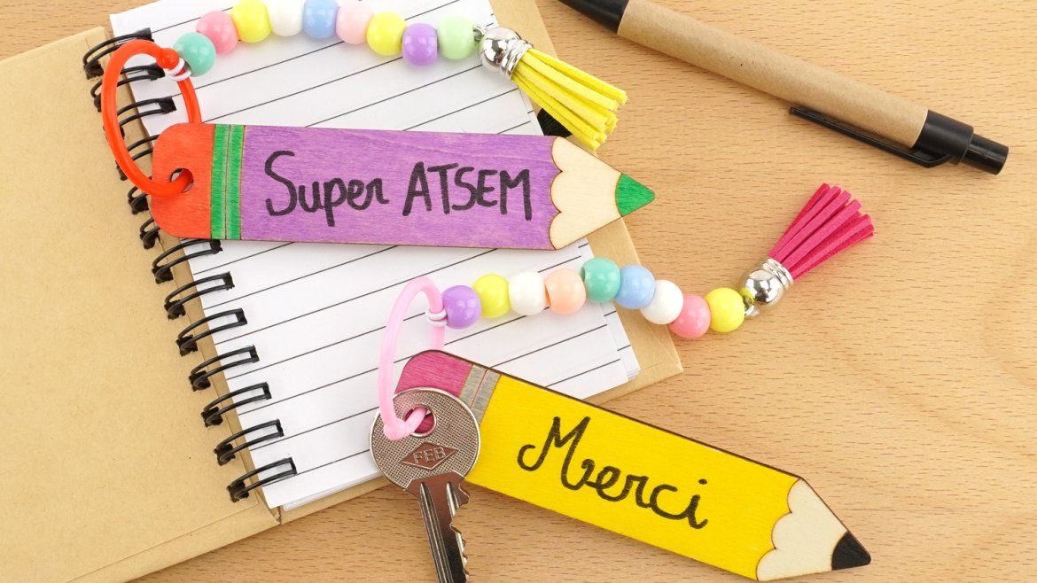 Fabriquez un porte-clés crayon personnalisé avec des perles et un pompon. Une idée DIY facile et mignonne à offrir en fin d’année scolaire.