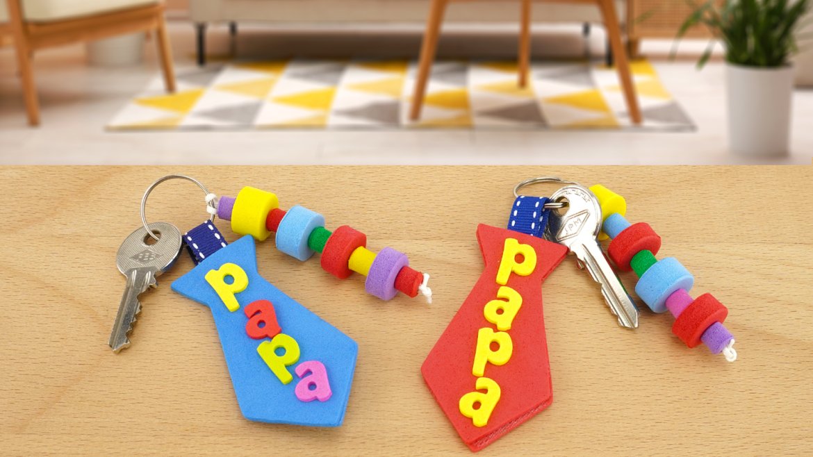 Fabriquez un porte-clés en forme de cravate pour la fête des pères ! Une activité DIY simple et colorée dès 3 ans, avec tout le matériel dans un kit 10doigts.fr.