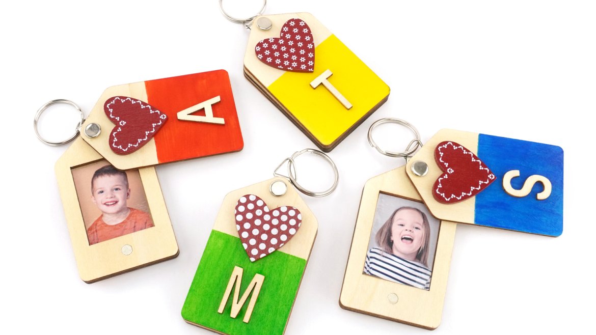Retrouvez nos conseils pour personnaliser un porte-clé en bois facilement avec les initiales des enfants.