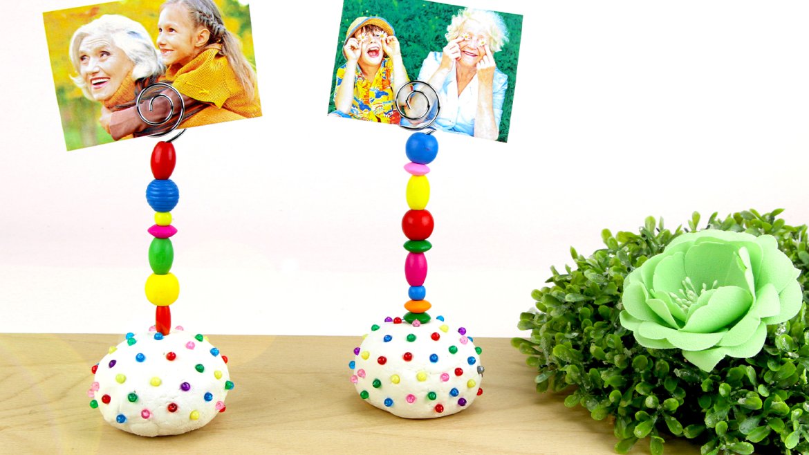 Découvrez une activité créative super facile qui permettra aux enfants de fabriquer des porte-photos colorés avec de la pâte à modeler, des perles en bois ! Les plus jeunes pourront également d