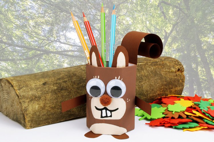 Découvrez un bricolage facile qui permettra aux enfants de transformer un simple pot à crayons en écureuil à l'aide de peinture et de papier ! Un bricolage idéal pour l'automne, à réali