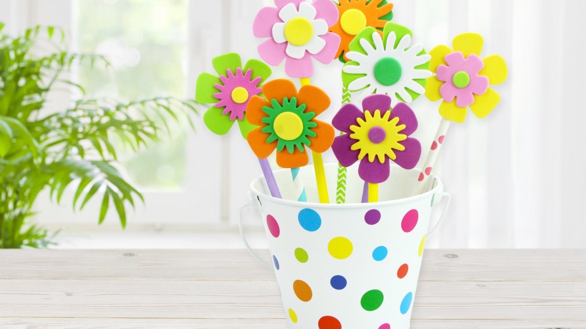 Pour cette activité les enfants utiliseront un seau, des gommettes, des pailles en carton et des fleurs en caoutchouc afin de fabriquer un magnifique pot de fleurs. Ce pot de fleurs fera une