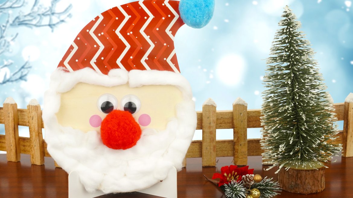Une tête de Père Noël en bois avec une barbe en coton