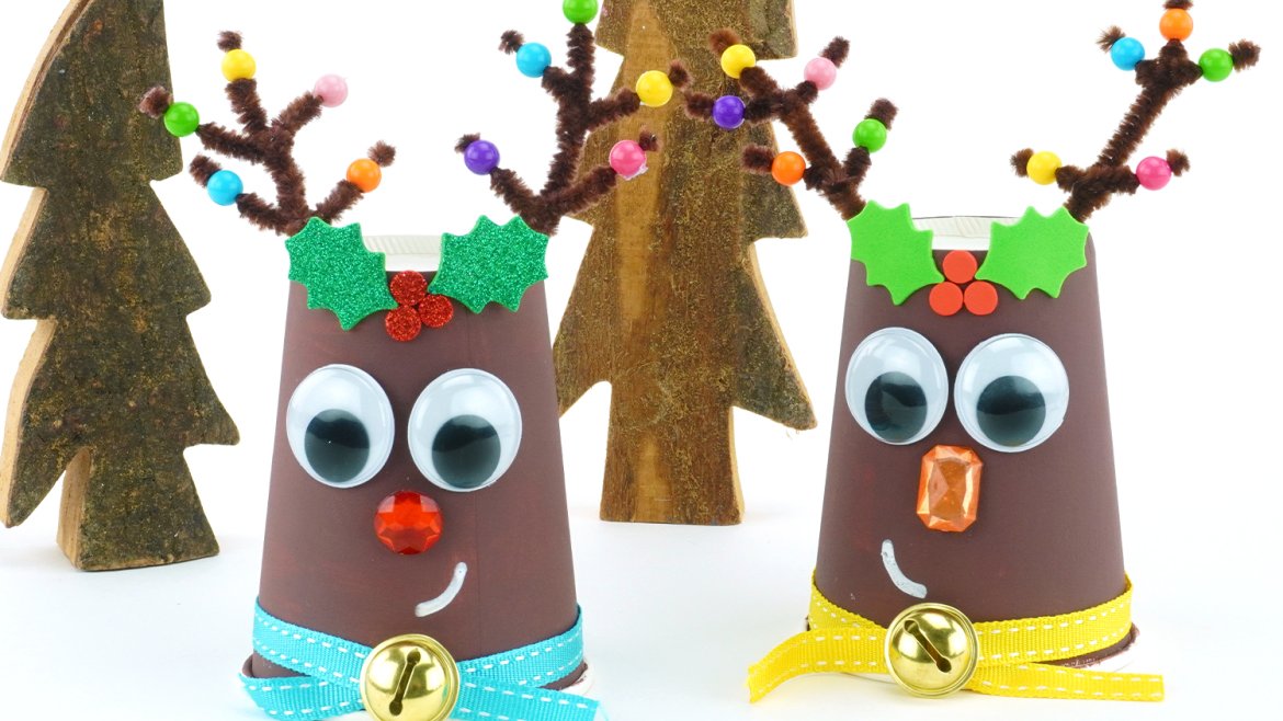 Retrouvez le tuto pour fabriquer un renne de Noël avec un gobelet en carton et des pompons pour une petite décoration très mignonne.