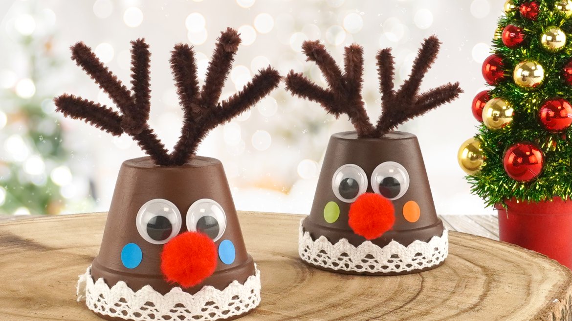 Renne de Noël avec un pot en terre cuite