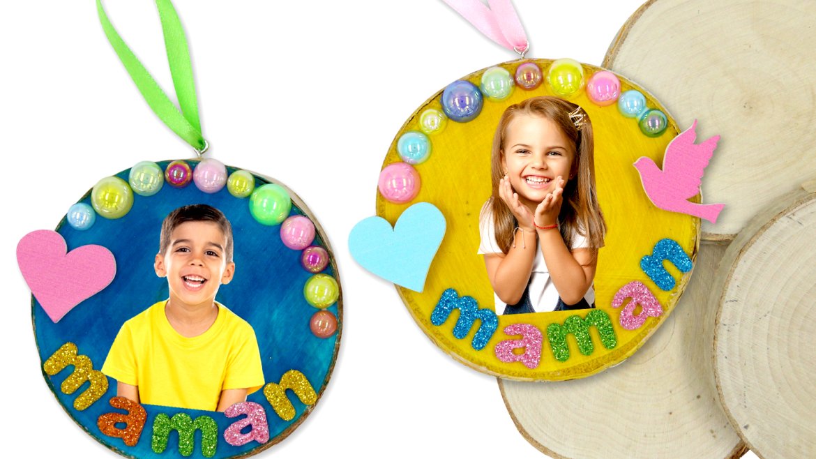 Cette année nous allons fabriquer un cadeau de fête des mère original grâce à un rondin de bois !Les enfants pourront le décorer avec de l'encre, des strass et une jolie photo afin d'obtenir une