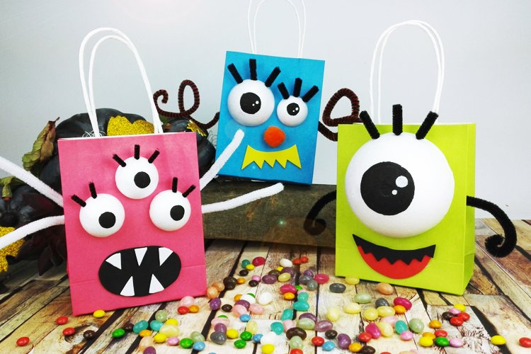 Une activité manuelle pour Halloween qui consiste à transformer des petits sachets en papier kraft en monstres rigolos avec des grands yeux globuleux. En plus de s'amuser à fabriquer les monstr