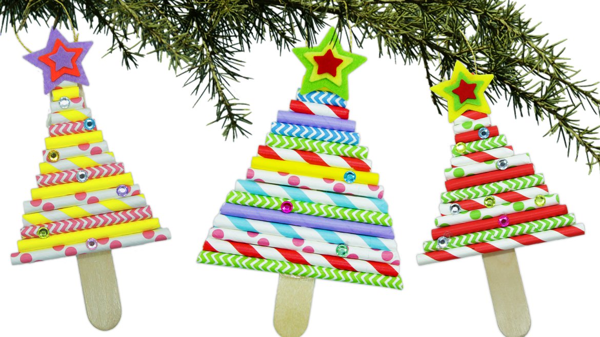 Découvrez une activité facile qui permettra aux enfants de fabriquer des petits sapins à accrocher dans le grand sapin de Noël ! Et tout cela en utilisant simplement des bâtonnets en bois et des