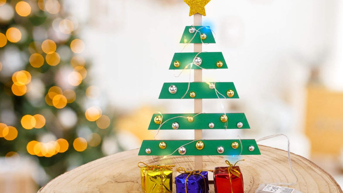 Un sapin de Noël lumineux en bois | Tuto DIY | Tête à modeler