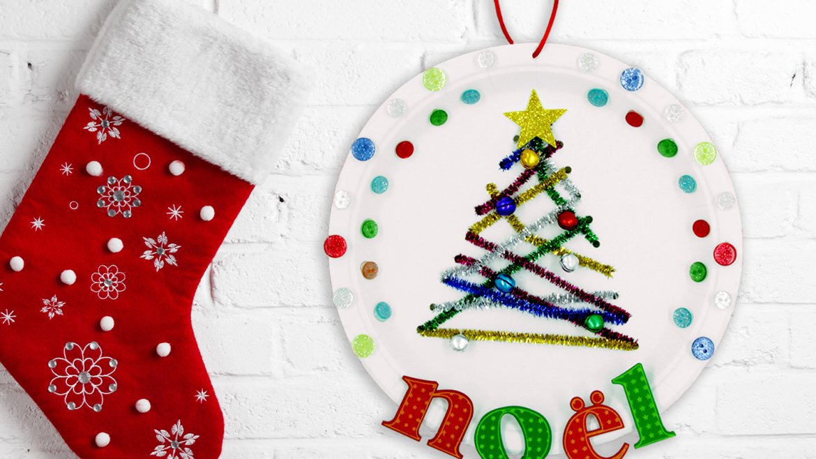 Découvrez un bricolage facile et coloré qui permettra aux enfants de fabriquer une jolie suspension de Noël pour décorer la maison ! Pour ce bricolage vous n'aurez besoin que de matériel simp