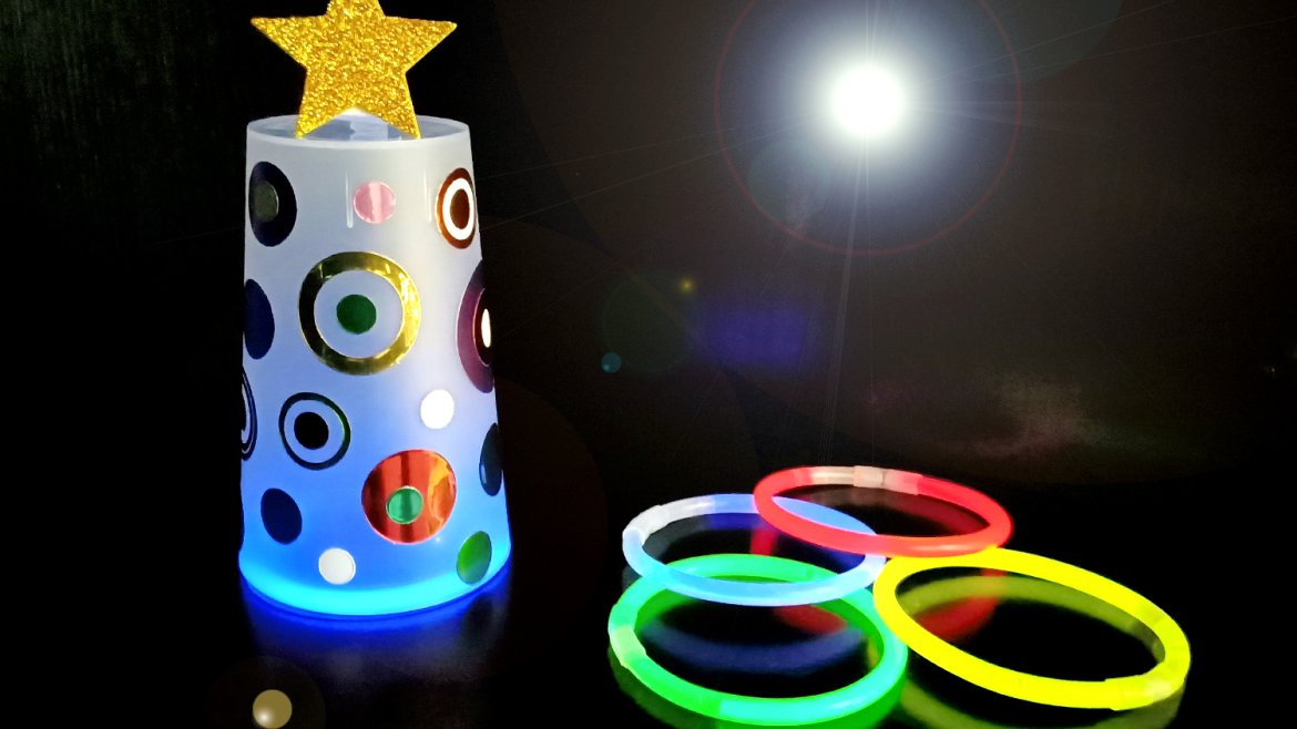 Dans cette activité de Noël, nous allons utiliser des gobelets en plastique translucide, des jolis stickers métallisés ainsi que des bracelets lumineux pour fabriquer des sapins originaux pour dé