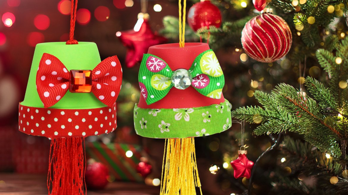 Découvrez une astuce qui permettra aux enfants de fabriquer des jolies suspensions pour le sapin de Noël grâce à des pots en terre cuite et des accessoires plein de couleurs. Une activit?