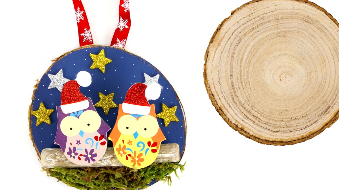 Voilà une jolie suspension à fabriquer soi-même pour décorer le sapin de Noël ! Facile, il suffira de peindre une tranche de bois avec de la peinture acrylique puis coller des jolis acce