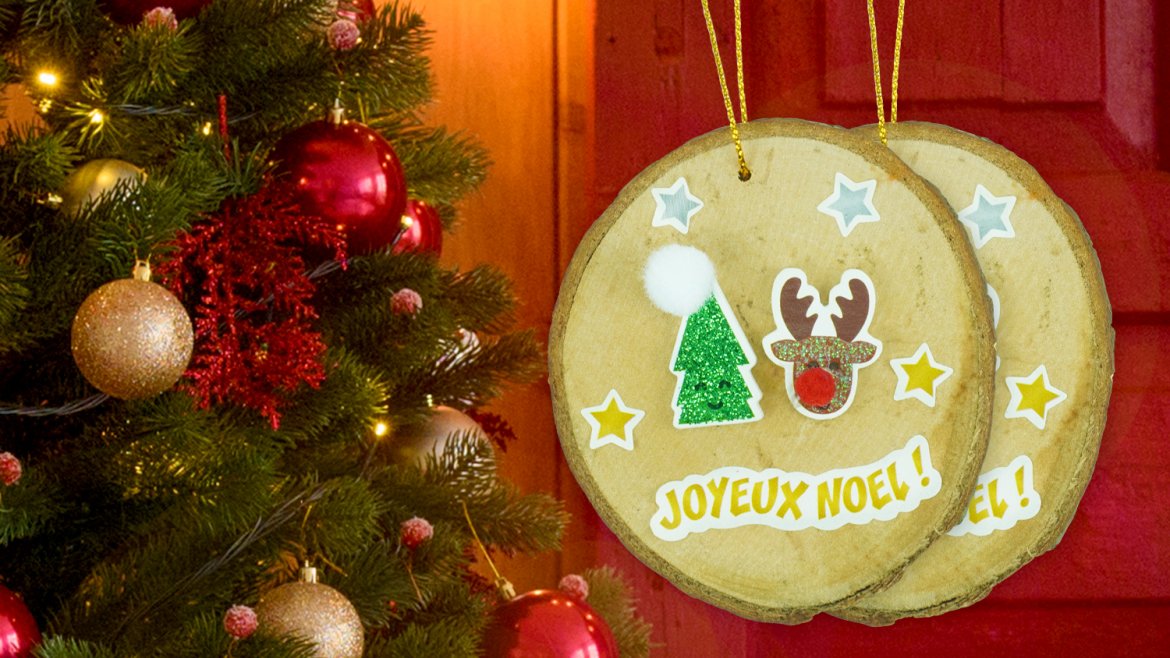 Découvrez un tutoriel de Noël pour les enfants dès l'âge de 3 ans. Nous allons fabriquer ensemble des suspensions rondins de bois à accrocher dans le sapin de Noël. Un bricolage facile et rapide
