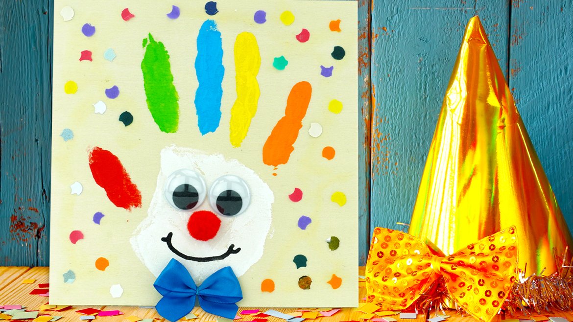 Dans cette activité manuelle de Carnaval facile, les enfants vont créer un Tableau clown avec leur empreinte de main. Un bricolage facile de fête qui va plaire aux enfants dès le plus jeune âge c