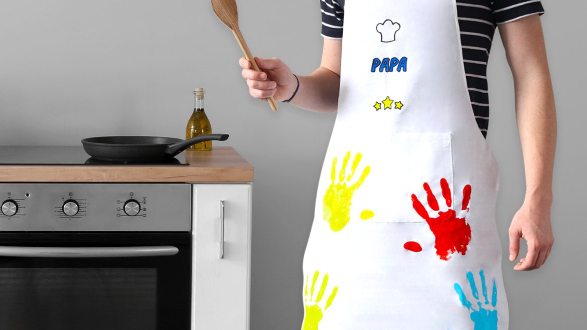 Remerciez votre papa pour ses bons petits plats en lui offrant ce tablier personnalisé pour la fête des pères. Il sera si fier de le porter qu'il ne pourra plus s'en passer lorsqu'il cu