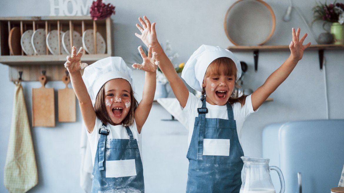 Un bricolage pour réaliser une toque de chef cuisinier pour se déguiser en chef pour cuisiner ou pour jouer au chef. Une idée de bricolage facile pour transformer pour enfant en chef cuisinier le t