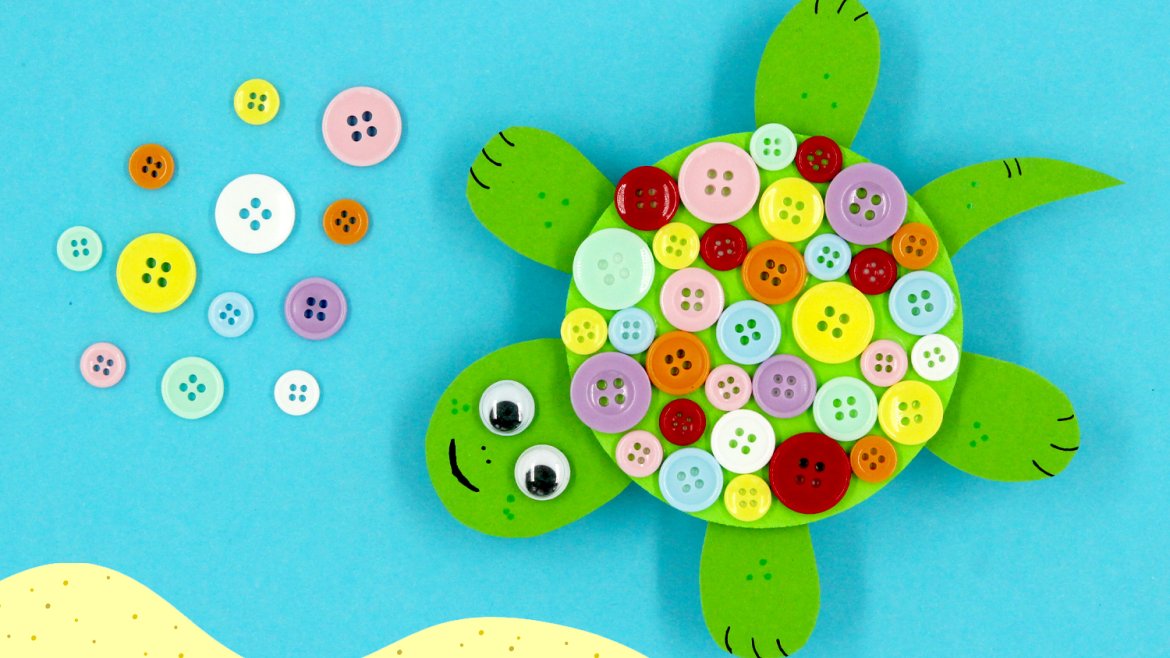 Découvrez une activité manuelle pour les enfants, facile et amusante, qui permettra de fabriquer des jolies tortues en utilisant un support rond en bois, du papier et des boutons !