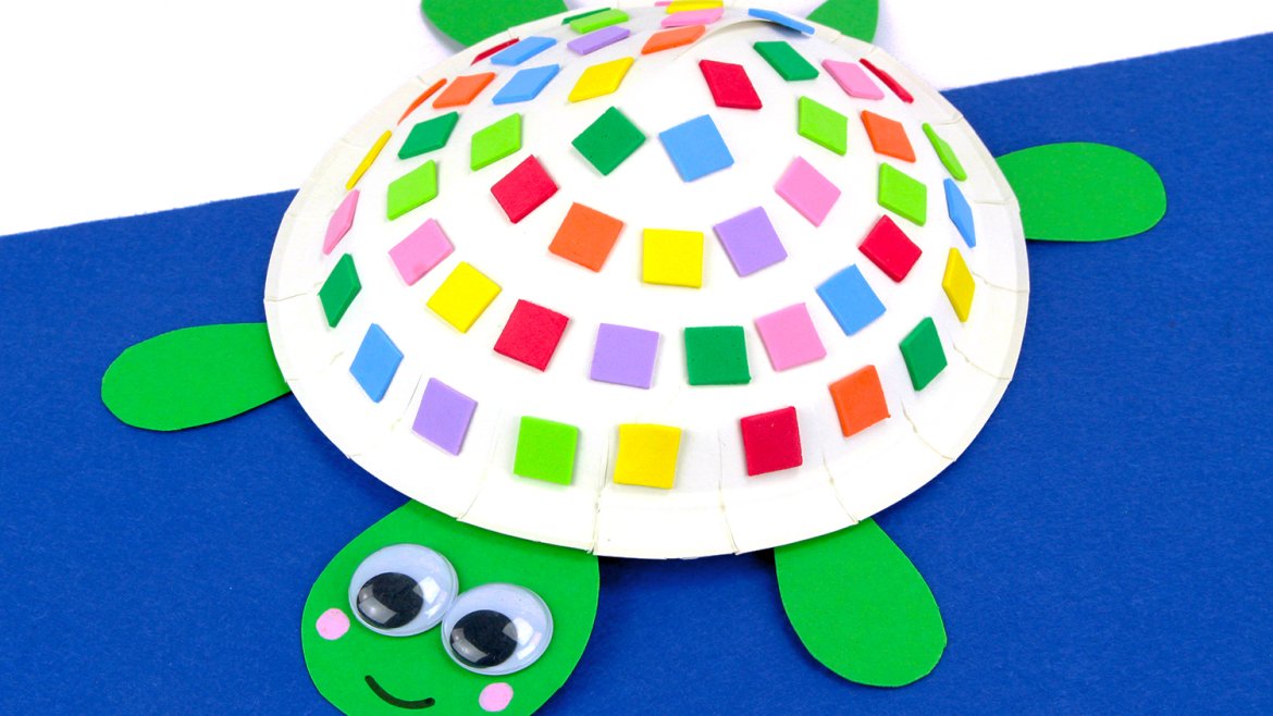 Tortue avec une assiette en carton et des mosaïques
