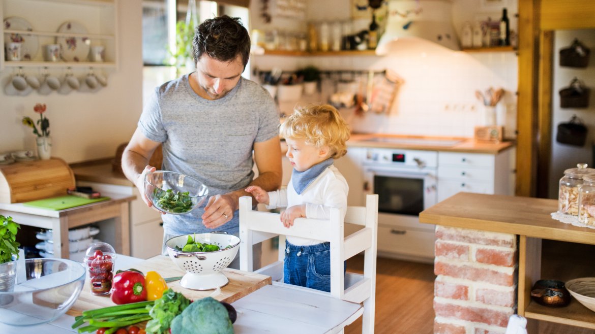 La tour d'observation aussi appelée tour d'apprentissage est une tour en bois que votre enfant peut utiliser pour accéder à des espaces de travail en hauteur. Un incontournable de la pédagogie Mon